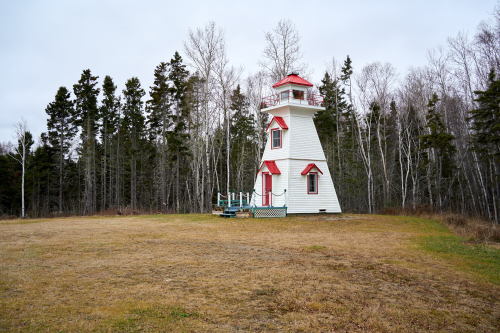 Lieu,Pointe Duthie,Saison,Automne,Eau,Phare,Milieu naturel,Forêt,Baie-des-Chaleurs,Région,MRC Bonaventure,New Richmond,Jour,Temps